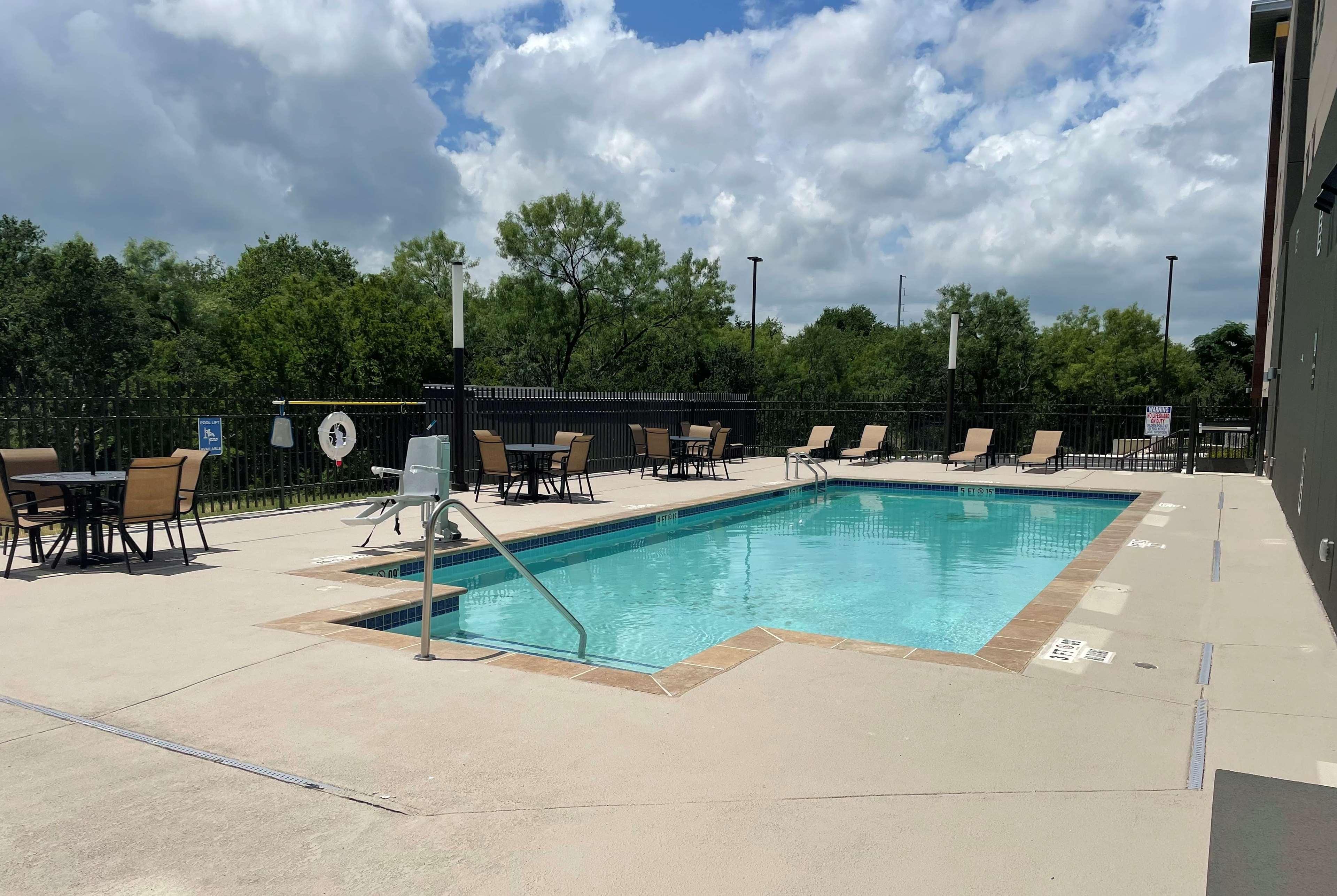 La Quinta Inn & Suites By Wyndham San Antonio Seaworld Lafb Exterior foto